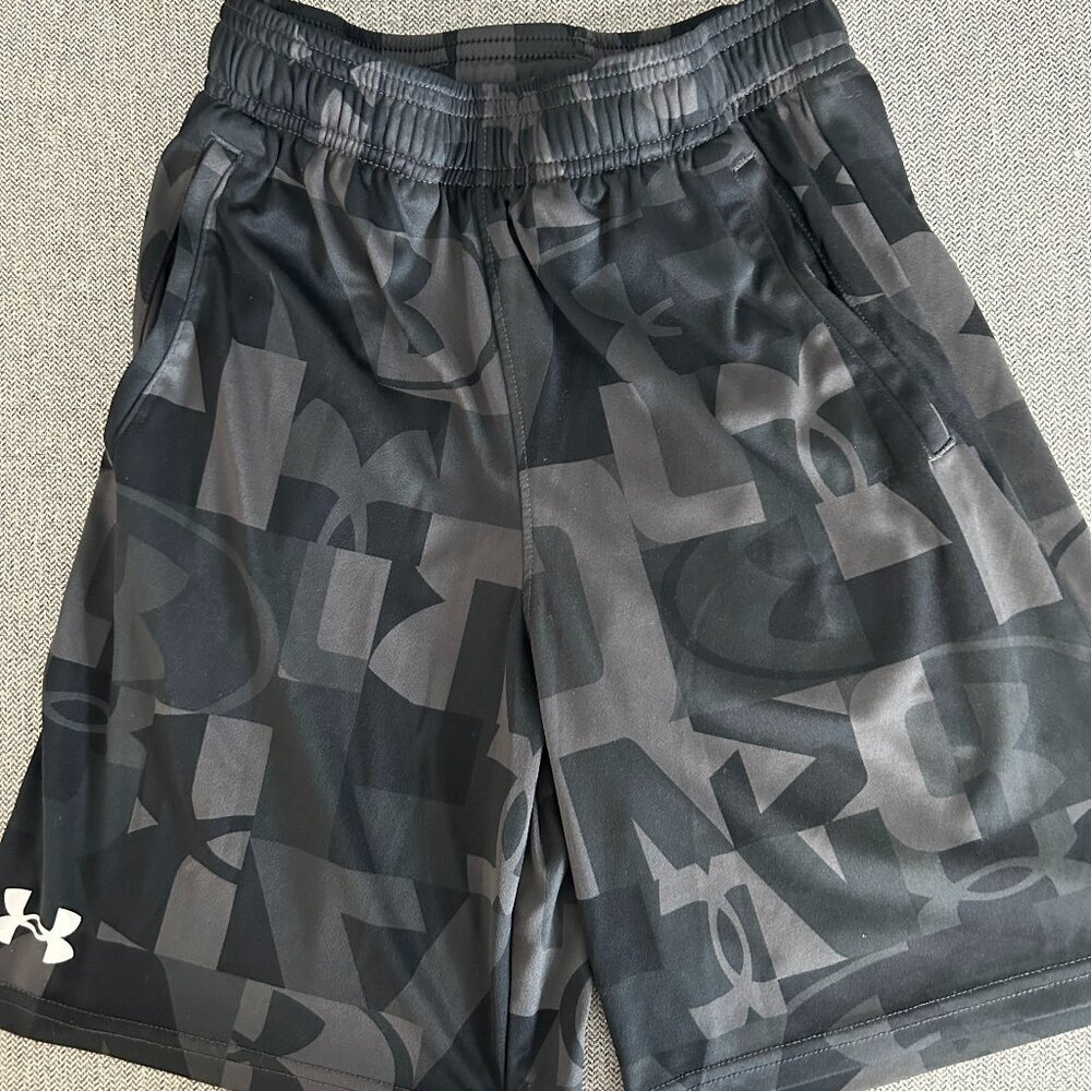 Boys Gray and Black Loose Under Armour Shorts Size M EUC